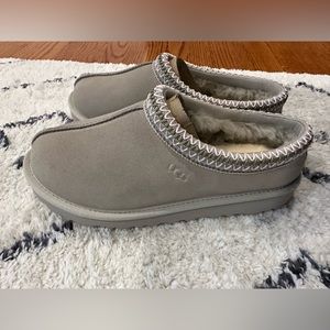 SOLD!! Ugg Tasman Goat light grey womens slipper boots size 7